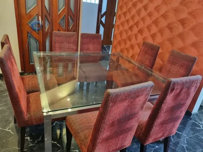 Mesa de jantar quadrada 1,50 X 1,50m tampo de vidro, pés em aço inox