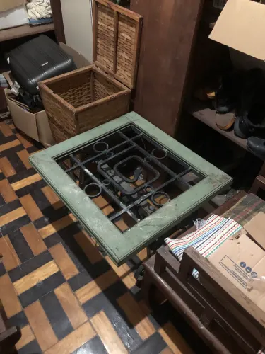 Mesa antiga de centro de madeira e ferro maciço 