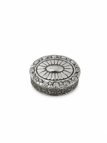 **Título para Marketplace:**  **Porta-Joias Redondo em Metal Prateado com Relevos Ornament