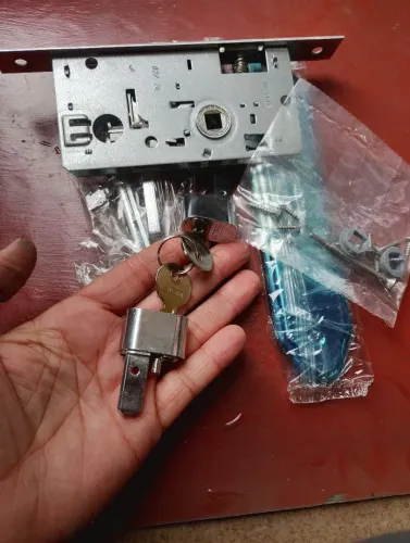 Tenho duas fechaduras novas para vender vendo as duas por 160