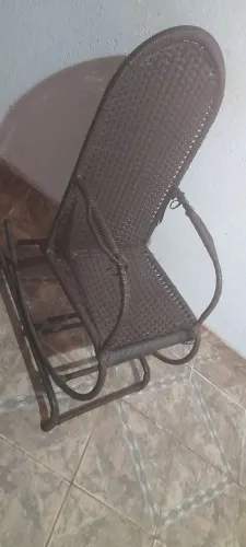 Vende se uma cadeira de balanço