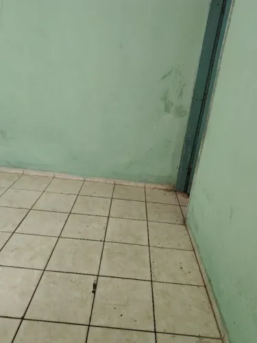 Alugo uma casa,com dois quartos, cozinha,sala.