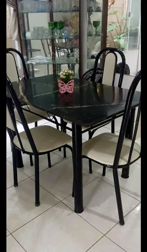 Mesa de Mármore com 4 Cadeiras