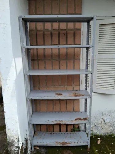 Estante de ferro