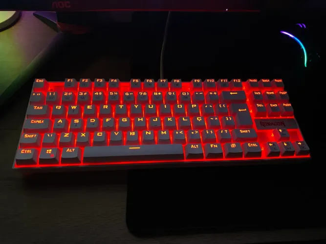 Teclado mecânico gamer Redragon Kurama