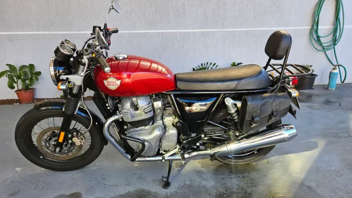 Royal Enfield Interceptor 650 pouco rodada e com acessórios