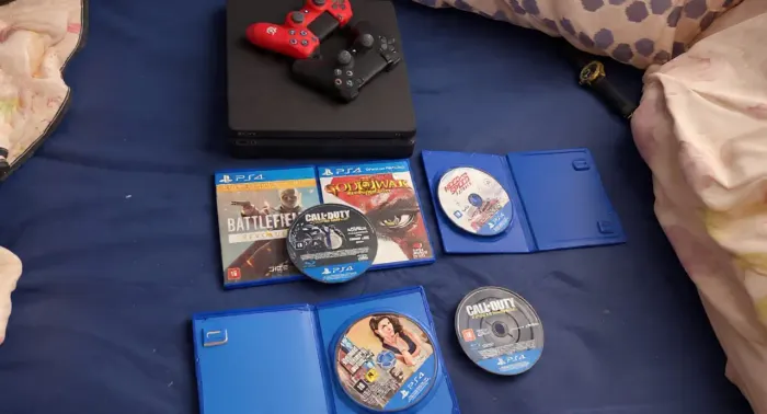 PS4 SLIM OTIMO ESTADO COM 7 JOGOS E 2 CONTROLES