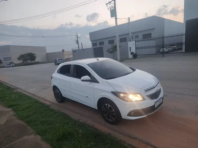 Chevrolet Onix Hatch LTZ 1.4 8V Flex Power Mec. 4P 2014