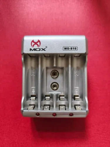 Carregador de Pilhas e Baterias MOX MO-810