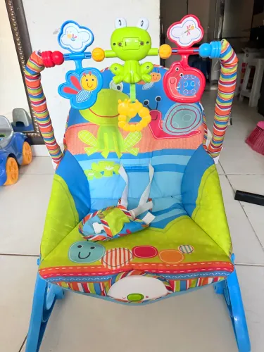 Cadeirinha de descanso musical e vibratória