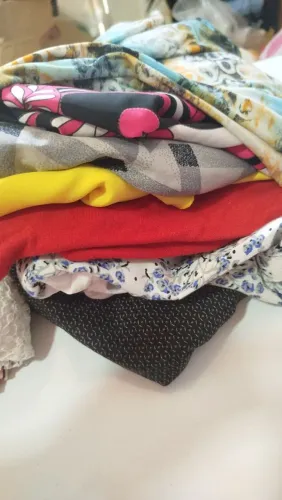 Lote de roupas e calçados