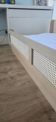 Cama de Solteiro Montessori de MDF e detalhes em palha. Excelente estado.