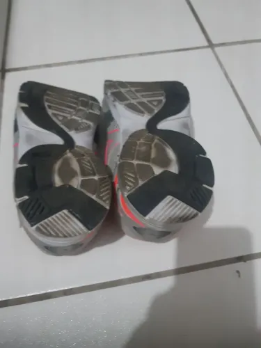 Tênis Mizuno  n. 36 seme novo bom pra academia caminha ele é bem leve 