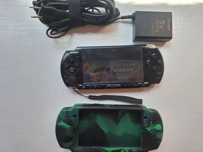 PSP + Cartão com Jogos + Carregador original.