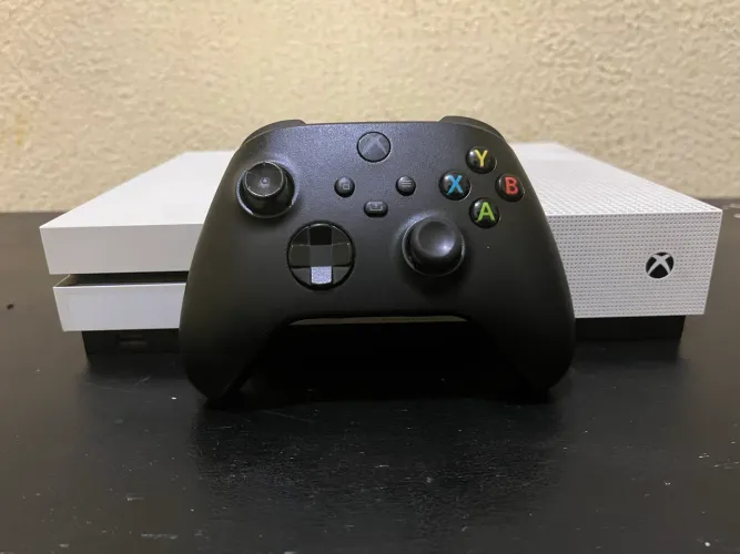 Xbox One S 500GB + Controle Xbox Series S original