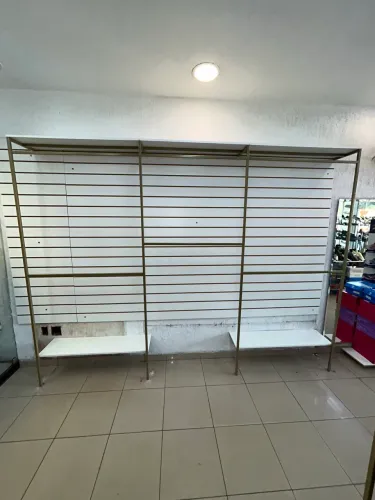 Arara de parede com prateleiras