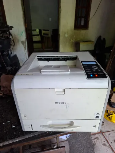 IMPRESSORA RICOH SP 4510DN  COM ERRO NO VISOR CONFORME FOTO