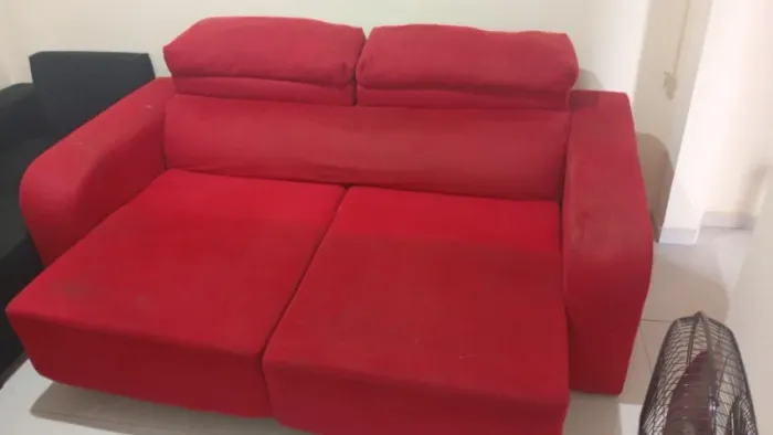 Sofá retrátil, vermelho em bom estado