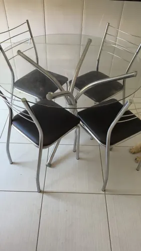 Mesa de vidro e inox com 4 cadeiras