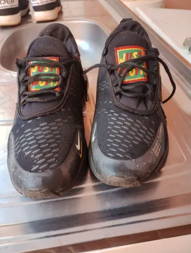 Dois tenis numero 40 .um deles com amortecedor somente 30 reais