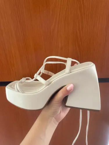 Vendo salto alto branco amarração 