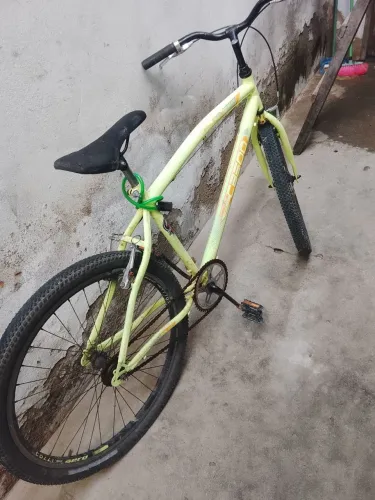 Vendo uma bicicleta 