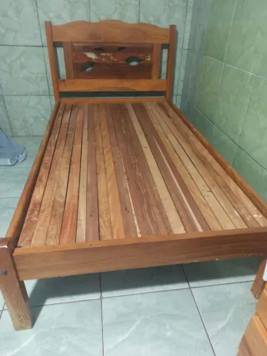 CAMA SEMI CASAL DE MADEIRA MACIÇA