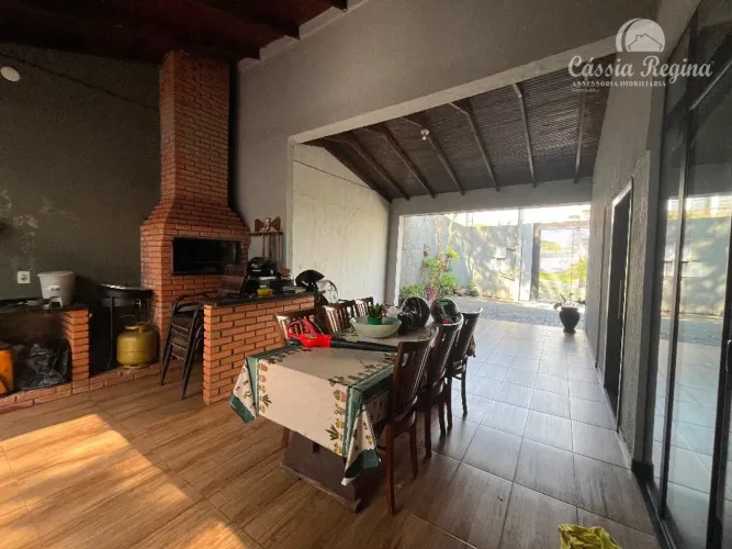 Casa com 04 dormitórios, sendo 02 suítes com closet no Centro
