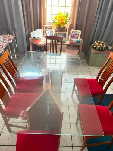 Mesa de Jantar completa ( 6 cadeiras + Mesa de vidro )