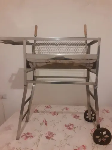 Churrasqueira com Grelha, Rodas e Bancada para tábua 