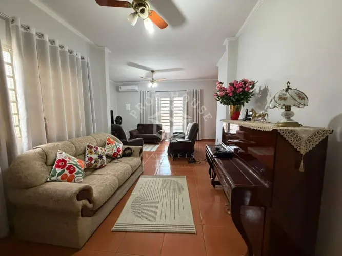 Casa com edícula à venda na Vila Castelar/Centro em Limeira-SP