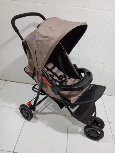 Carrinho de bebê Cosco semi Novo unissex 