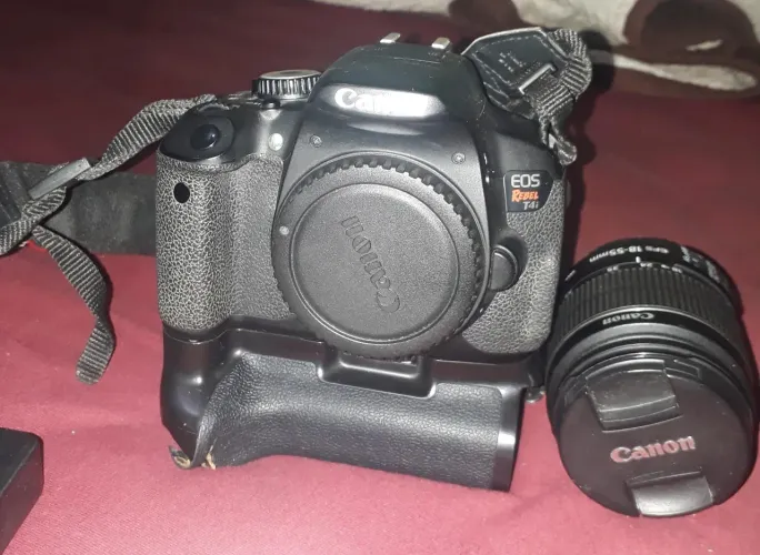 Canon Eos Rebel T4i Dslr + Grip Bateria