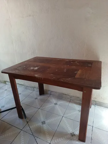 Mesa de madeira e 4 cadeiras