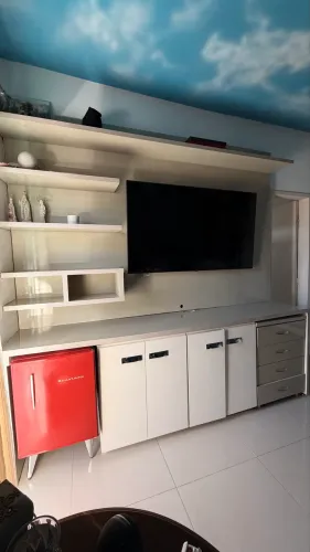 Painel para TV com balcão e armários planejados