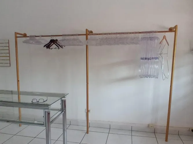 Arara de loja fixa
