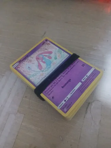 Pila de 80 cartas pokémon