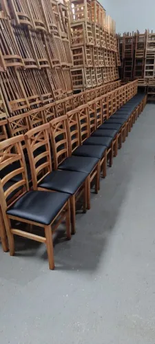 Cadeiras estofadas no courvin madeira eucalipto branco $ 249,00 pix novas entregamos