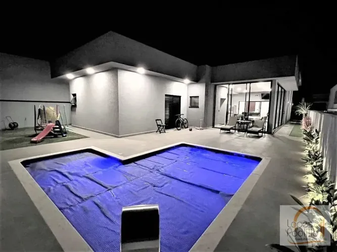 Em condomínio de Alto Padrão em Atibaia, ótima casa com projeto moderno e com toda seguran