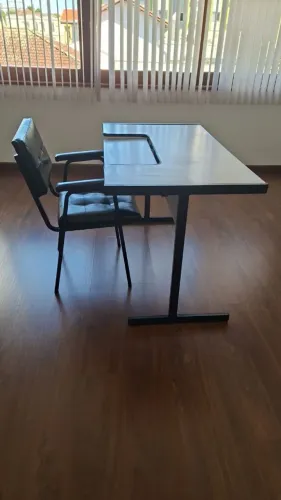 Mesa e cadeira 