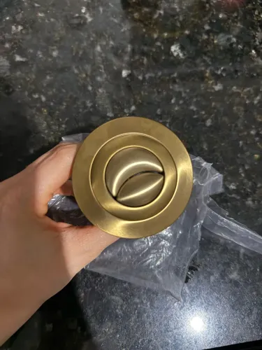 Acionador de descarga acoplada dourado modelo deca duplo