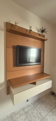 Painel para TV até 50 polegadas com porta basculante. Offwhite/freijo - Acompanha a TV
