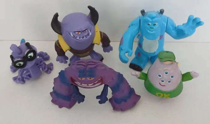 LOTE 5 BONECOS MINIATURAS MONSTROS SA DISNEY PIXAR SULLEY ESGUICHO ART RANDALL JOHNNY