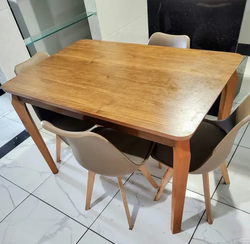 Mesa de janta com 4 cadeiras| Madeira | Semi Nova