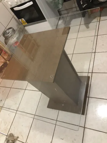 Mesa com tampo de vidro