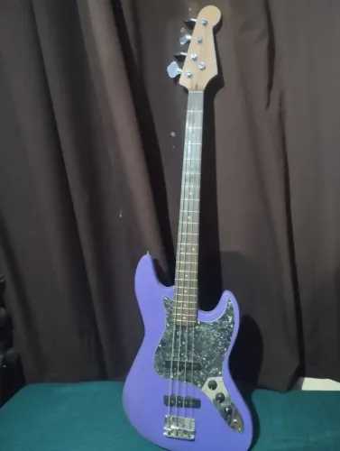 Baixo jazz bass NÃO É FENDER.