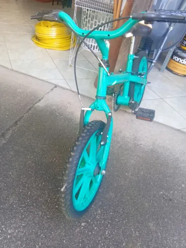Bicicleta aro 16, com freio tudo novo e revisada pronta para andar.