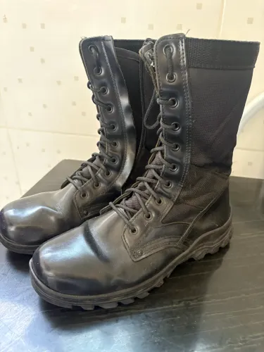 Coturno/Bota preta com zíper 