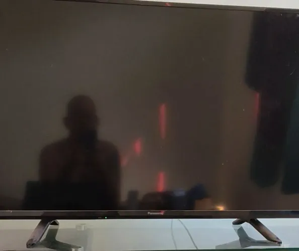TV Panasonic 40 polegadas quebrada