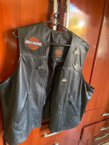 Colete masculino de couro preto, tamanho GG, com patches Harley